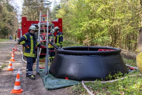 Waldbrandübung April 2024: Gefüllter Faltbehälter zum Befüllen von Tanklöschfahrzeugen